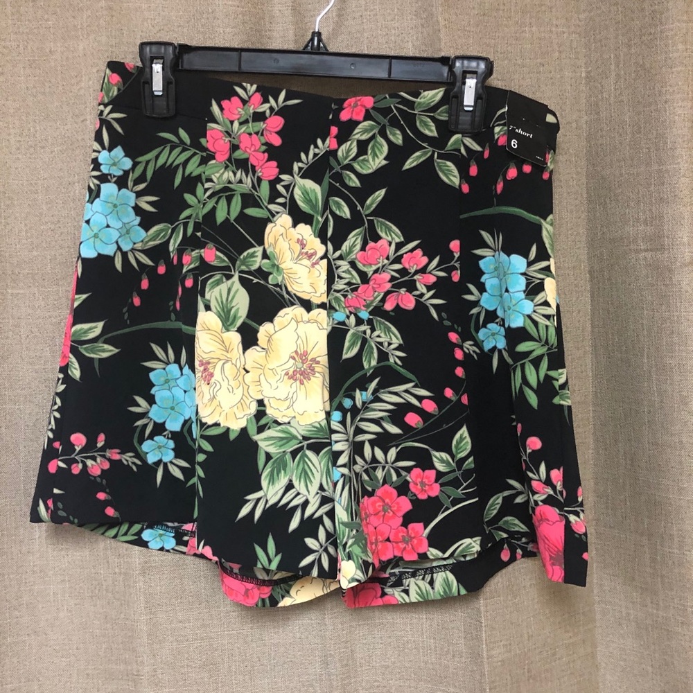 New York & Company Black Floral Shorts Size 6